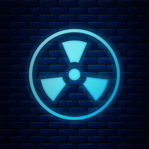 Gloeiende neon Radioactieve pictogram geïsoleerd op bakstenen muur achtergrond. Radioactief giftig symbool. Stralingsgevaar. Vector Illustratie — Stockvector