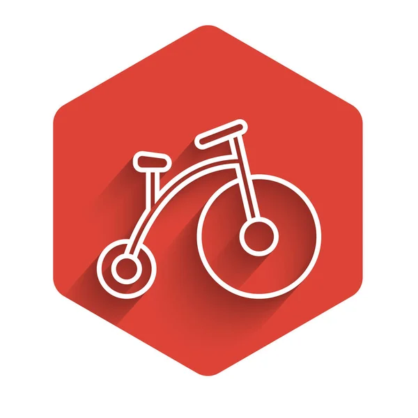 Línea blanca Bicicleta vintage con una gran rueda y un pequeño icono aislado con sombra larga. Bicicleta señal de transporte público. Botón de hexágono rojo. Ilustración vectorial — Archivo Imágenes Vectoriales