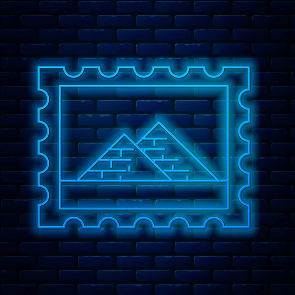 Glödande neon linje Poststämpel och Egypten pyramider ikon isolerad på tegel vägg bakgrund. Vektor Illustration — Stock vektor