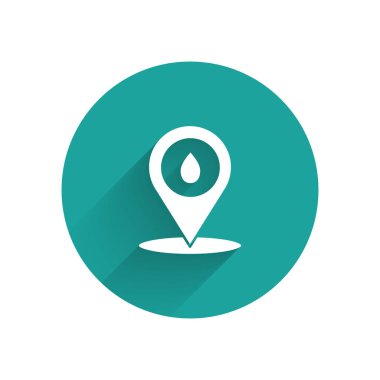 Beyaz yakıt ikonu uzun gölgeli izole edilmiş. Benzin istasyonu ve harita göstergesi. Yeşil daire düğmesi. Vektör İllüstrasyonu