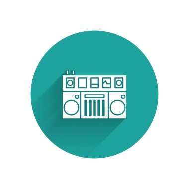 Müzik simgesini çalmak ve karıştırmak için beyaz DJ kumandası uzun gölgeyle izole edilmiş. Vinil çalar ve uzaktan kumandayla DJ karıştırıcısı tamamlandı. Yeşil daire düğmesi. Vektör İllüstrasyonu