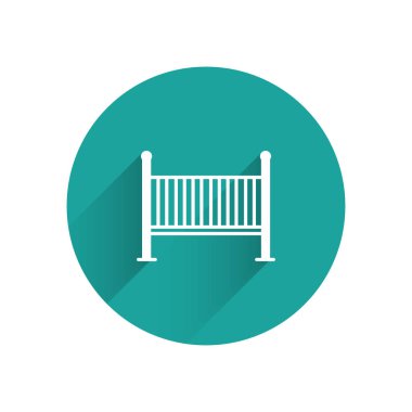 Beyaz Bebek beşik yatak ikonu uzun gölgeli izole edilmiş. Yeşil daire düğmesi. Vektör İllüstrasyonu