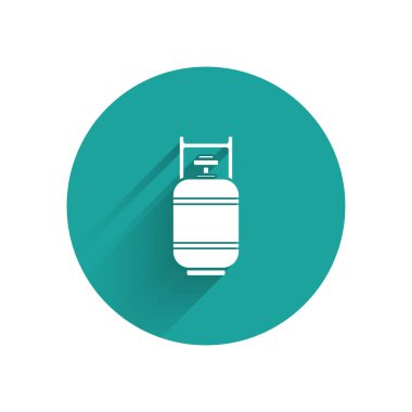 Beyaz propan gaz tankı ikonu uzun gölgeli izole edilmiş. Yanabilir benzin deposu ikonu. Yeşil daire düğmesi. Vektör İllüstrasyonu