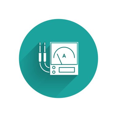 Beyaz Ampere ölçer, çoklu metre, voltmetre ikonu uzun gölgeli. Elektrik akımını ölçmek için araçlar. Yeşil daire düğmesi. Vektör İllüstrasyonu
