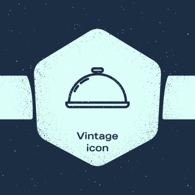 Grunge hattı mavi arka plan üzerinde izole gıda simgesi bir tepsi ile kaplı. Tepsi ve kapak işareti. Kapaklı restoran cloche. Mutfak gereçleri sembolü. Tek renkli vintage çizim. Vektör İllüstrasyonu
