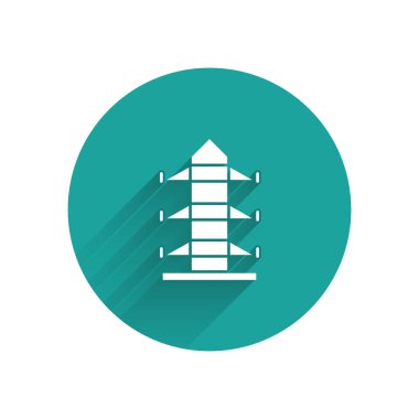 Beyaz Elektrik Kulesi, uzun gölgeli izole edilmiş bir güç hattı ikonunu desteklemek için kullanılır. Yüksek voltajlı elektrik direği hattı. Yeşil daire düğmesi. Vektör İllüstrasyonu