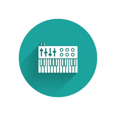 Beyaz Müzik Sentezleyici simgesi uzun gölgeli izole edilmiş. Elektronik piyano. Yeşil daire düğmesi. Vektör İllüstrasyonu