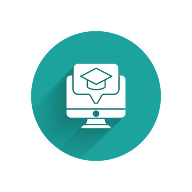 Mezuniyet başlığı simgesi olan beyaz bilgisayar monitörü uzun gölgeli izole edilmiş. Çevrimiçi öğrenme ya da e-öğrenme kavramı. Yeşil daire düğmesi. Vektör İllüstrasyonu