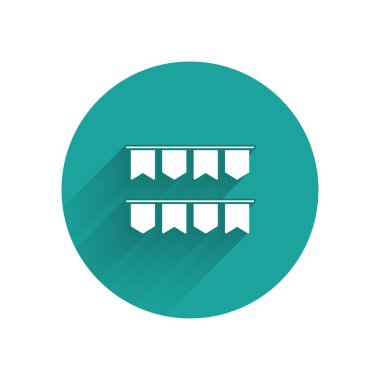 Uzun gölge ile izole bayraklar simgesi ile Beyaz Karnaval çelenk. Doğum günü kutlaması, festival ve adil dekorasyon için parti pennants. Yeşil daire düğmesi. Vektör İllüstrasyonu
