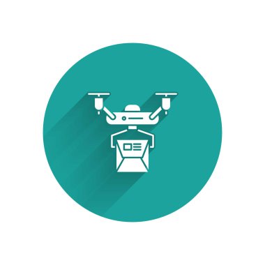 Beyaz İHA taşıma konsepti ikonu uzun gölgeli izole edildi. Quadrocopter bir paket taşıyor. Ulaşım, lojistik konsept. Yeşil daire düğmesi. Vektör İllüstrasyonu