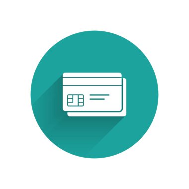 Beyaz kredi kartı simgesi uzun gölge ile yalıtılmış. Online ödeme. Nakit para çekme. Finansal operasyonlar. Alışveriş tabelası. Yeşil daire düğmesi. Vektör Illustration