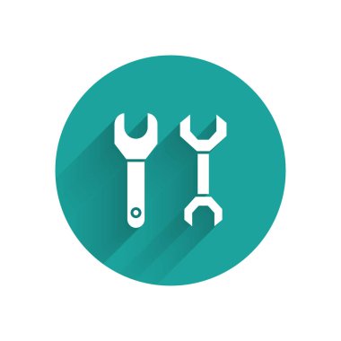 Beyaz Spanner simgesi uzun gölgeli izole edilmiş. Yeşil daire düğmesi. Vektör İllüstrasyonu