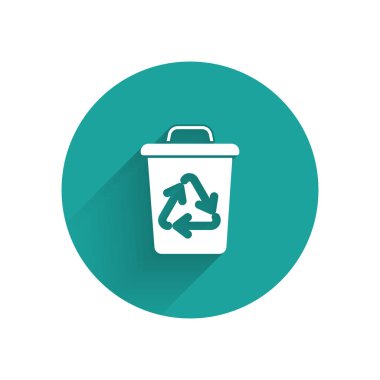 Uzun gölgeile yalıtılmış geri dönüşüm simgesi simgeli Beyaz Geri Dönüşüm kutusu. Çöp kutusu simgesi. Çöp kutusu tabelası. Sepet işaretini geri dönüştürün. Yeşil daire düğmesi. Vektör İllüstrasyonu