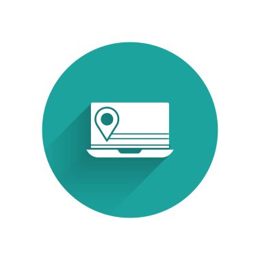 Konum belirleyici simgesi olan uzun gölgeli beyaz dizüstü bilgisayar. Yeşil daire düğmesi. Vektör İllüstrasyonu