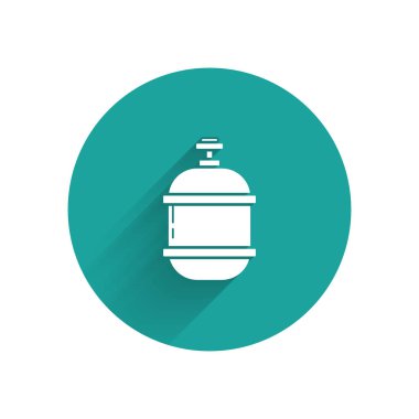 Beyaz propan gaz tankı ikonu uzun gölgeli izole edilmiş. Yanabilir benzin deposu ikonu. Yeşil daire düğmesi. Vektör İllüstrasyonu