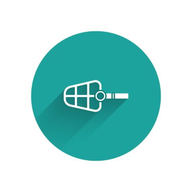 Beyaz Köpek ağızlık ikonu uzun gölgeli izole edilmiş. Yeşil daire düğmesi. Vektör İllüstrasyonu