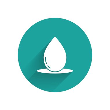 Beyaz yağ damlası ikonu uzun gölgeli izole edilmiş. Yeşil daire düğmesi. Vektör İllüstrasyonu