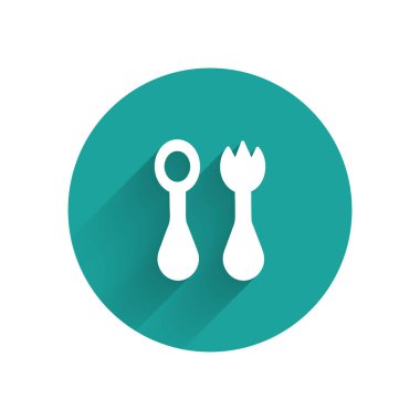 Çatal ve kaşık ikonlu, uzun gölgeli beyaz bebek plastik çatal bıçak takımı. Çocuk için çatal bıçak takımı. Çocukların yemek eşyaları. Yeşil daire düğmesi. Vektör İllüstrasyonu