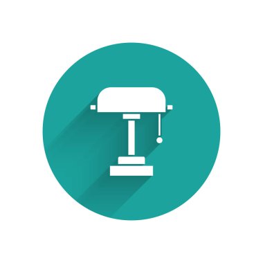 Beyaz masa lambası ikonu uzun gölgeli izole edilmiş. Yeşil daire düğmesi. Vektör İllüstrasyonu