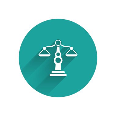 Adaletin beyaz pulları uzun gölgeli izole edilmiş. Hukuk mahkemesi sembolü. Denge tabelaları. Yeşil daire düğmesi. Vektör İllüstrasyonu