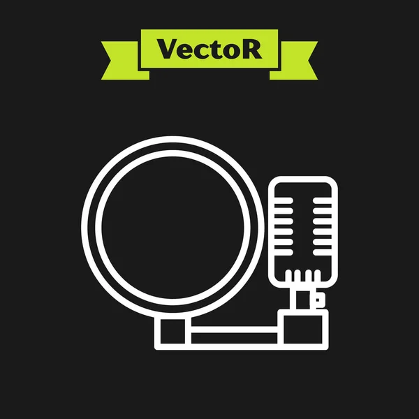 Icono de micrófono de línea blanca aislado sobre fondo negro. En el micrófono de radio de aire. Firma del portavoz. Ilustración vectorial — Vector de stock