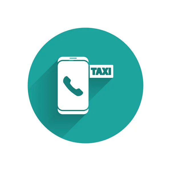 白いタクシーは長い影で隔離された電話サービスのアイコンを呼び出します スマートフォン用タクシー 緑色の丸ボタン ベクターイラスト — ストックベクタ