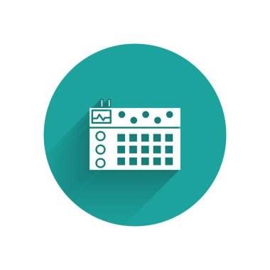 Beyaz Davul Makinesi simgesi uzun gölgeli izole edilmiş. Müzik aletleri. Yeşil daire düğmesi. Vektör İllüstrasyonu