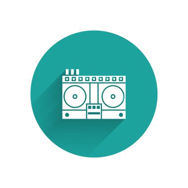 Müzik simgesini çalmak ve karıştırmak için beyaz DJ kumandası uzun gölgeyle izole edilmiş. Vinil çalar ve uzaktan kumandayla DJ karıştırıcısı tamamlandı. Yeşil daire düğmesi. Vektör İllüstrasyonu