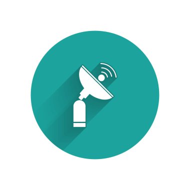 Beyaz Radar simgesi uzun gölgeli. Arama sistemi. Uydu sinyali. Yeşil daire düğmesi. Vektör İllüstrasyonu