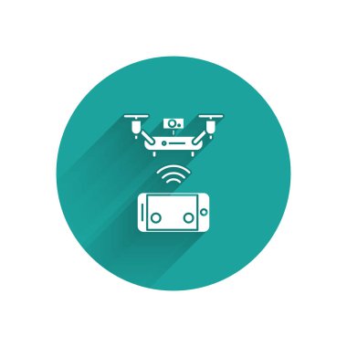 Fotoğraf çeken beyaz uzaktan kumandalı hava aracı ya da uzun gölgeli video kayıt ikonu. Yeşil daire düğmesi. Vektör İllüstrasyonu