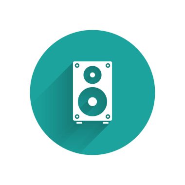 Beyaz Stereo hoparlör ikonu uzun gölgeli izole edildi. Ses sistemi hoparlörleri. Müzik ikonu. Müzikal sütun hoparlörü. Yeşil daire düğmesi. Vektör İllüstrasyonu