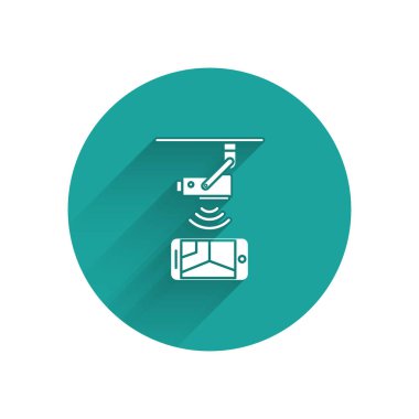 Akıllı telefon simgesiyle uzun gölgeli beyaz kablosuz güvenlik kamerası. Birçok kavram ve uzaktan kumandalı ev aletleri. Yeşil daire düğmesi. Vektör İllüstrasyonu