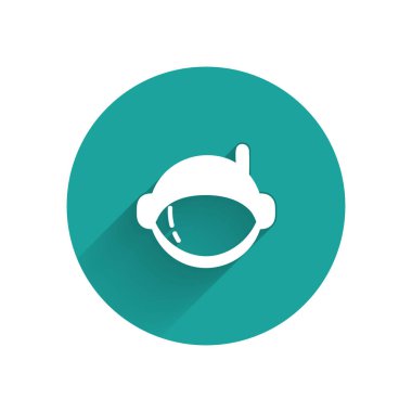 Beyaz Astronot miğferi ikonu uzun gölgeli izole edilmiş. Yeşil daire düğmesi. Vektör İllüstrasyonu