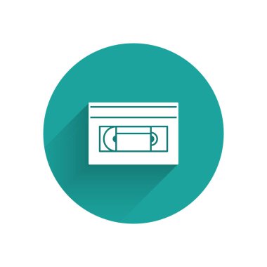 Beyaz VHS video kaset ikonu uzun gölgeli izole edildi. Yeşil daire düğmesi. Vektör İllüstrasyonu