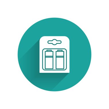 Beyaz Batarya sürü simgesinde uzun gölgeli izole edilmiş. Şimşek sembolü. Yeşil daire düğmesi. Vektör İllüstrasyonu