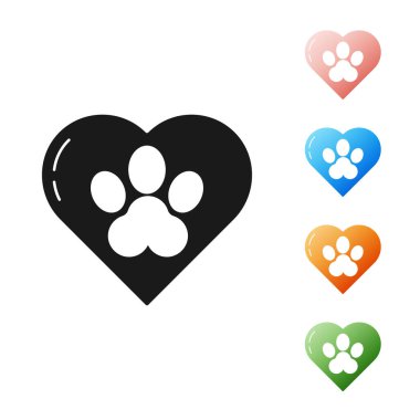 Beyaz arka plan üzerinde izole hayvanlar ayak izi simgesi ile Siyah Kalp. Kalbinde evcil hayvan pençesi. Hayvanlara sevgiler. Simgeleri renkli ayarlayın. Vektör İllüstrasyonu