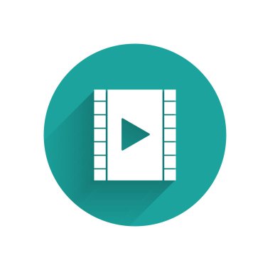 Ak Oyun Video simgesi uzun gölgeyle izole edildi. Oyun işaretli film şeridi. Yeşil daire düğmesi. Vektör İllüstrasyonu