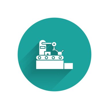 Karton kutularla dolu beyaz fabrika taşıma sistemi şeridi. Makine simgesi uzun gölgeli. Robot endüstrisi konsepti. Yeşil daire düğmesi. Vektör İllüstrasyonu