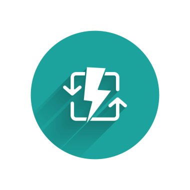 Uzun gölgeli beyaz şarj simgesi. Elektrik enerjisi işareti. Yeşil daire düğmesi. Vektör İllüstrasyonu