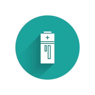 Uzun gölgeyle yalıtılmış Beyaz Pil simgesi. Yıldırım sembolü. Yeşil daire düğmesi. Vektör İllüstrasyonu