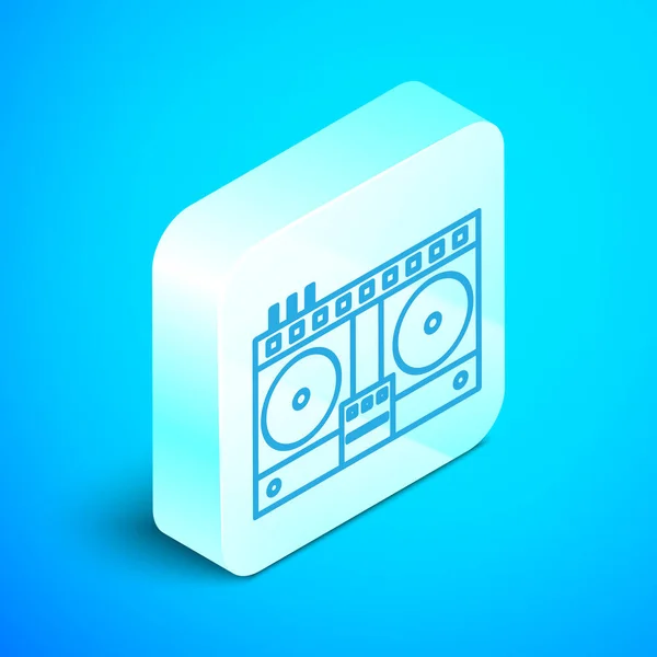 Isométrico DJ línea remota para reproducir y mezclar icono de música aislado sobre fondo azul. Mezclador DJ completo con reproductor de vinilo y control remoto. Botón cuadrado plateado. Ilustración vectorial — Archivo Imágenes Vectoriales