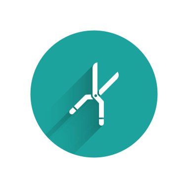 Beyaz Bahçe uzun gölge ile izole simgesi kırpma için el yapımı makas. Ahşap saplı budama makasları. Yeşil daire düğmesi. Vektör İllüstrasyonu