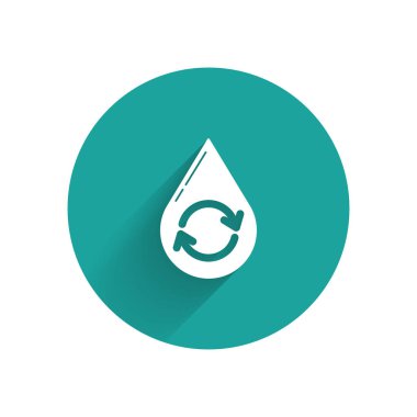 Beyaz geri dönüşümlü temiz su ikonu uzun gölgeli izole edilmiş. İşaret geri dönüşümlü bir damla su. Yeşil daire düğmesi. Vektör İllüstrasyonu