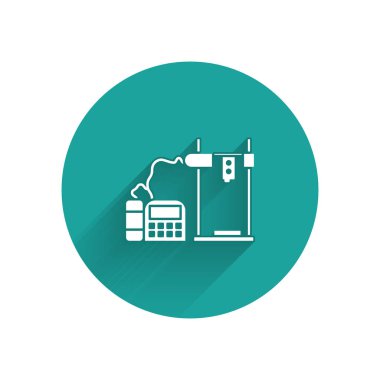 Uzun gölgeli beyaz 3D yazıcı simgesi. Yeşil daire düğmesi. Vektör İllüstrasyonu