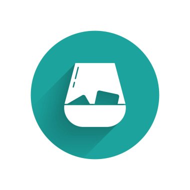 Uzun gölgeli beyaz bardak viski ve buz küpleri ikonu. Yeşil daire düğmesi. Vektör İllüstrasyonu