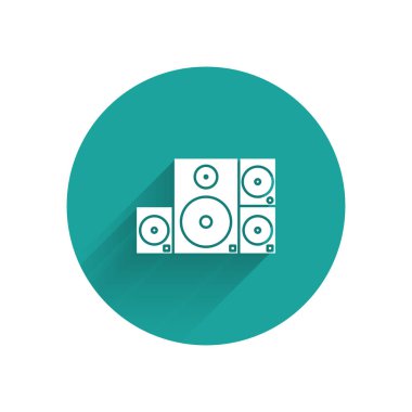 Beyaz Stereo hoparlör ikonu uzun gölgeli izole edildi. Ses sistemi hoparlörleri. Müzik ikonu. Müzikal sütun hoparlörü. Yeşil daire düğmesi. Vektör İllüstrasyonu