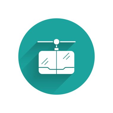 Beyaz Kablo araba simgesi uzun gölgeli izole edildi. Füniküler işaret. Yeşil daire düğmesi. Vektör İllüstrasyonu