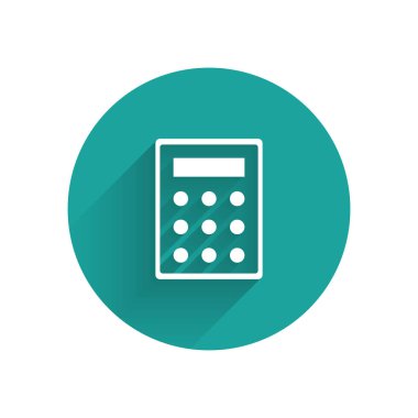 Beyaz Hesap Makinesi simgesi uzun gölgeli izole edilmiş. Muhasebe sembolü. İş hesaplamaları matematik eğitimi ve finans. Yeşil daire düğmesi. Vektör İllüstrasyonu
