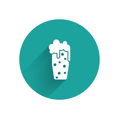 Uzun gölgeli beyaz bira ikonu. Yeşil daire düğmesi. Vektör İllüstrasyonu