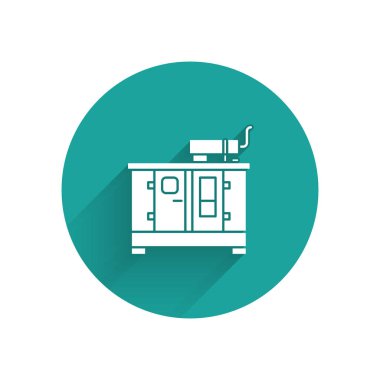 Beyaz Diesel güç jeneratörü ikonu uzun gölgeli izole edilmiş. Sanayi ve ev taşınmaz güç jeneratörü. Yeşil daire düğmesi. Vektör İllüstrasyonu